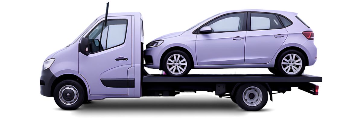 Automóvel sendo transportado por um caminhão de reboque